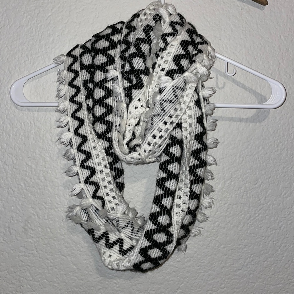 Justice infinity scarf black and white with fringe OS